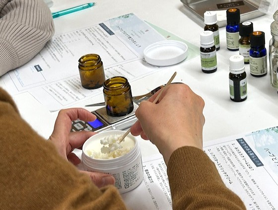 ハーブとアロマで癒されましょう♪　～毎日の暮らしに使える万能クリーム作り～
【岡山東エリア富山コープ委員会】