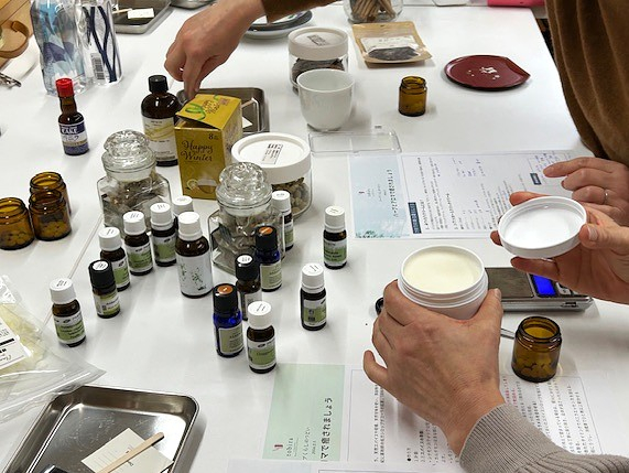 ハーブとアロマで癒されましょう♪　～毎日の暮らしに使える万能クリーム作り～
【岡山東エリア富山コープ委員会】