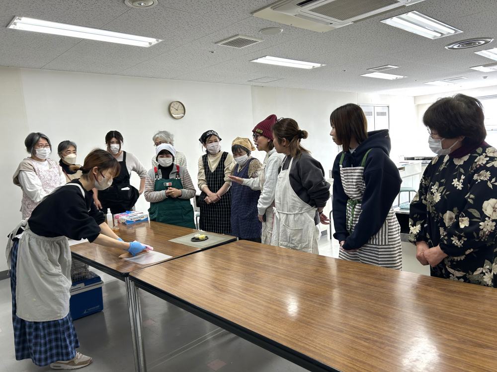 西大寺ブロック委員会交流会　“和菓子作り”
【岡山東エリア西大寺ブロック委員会】