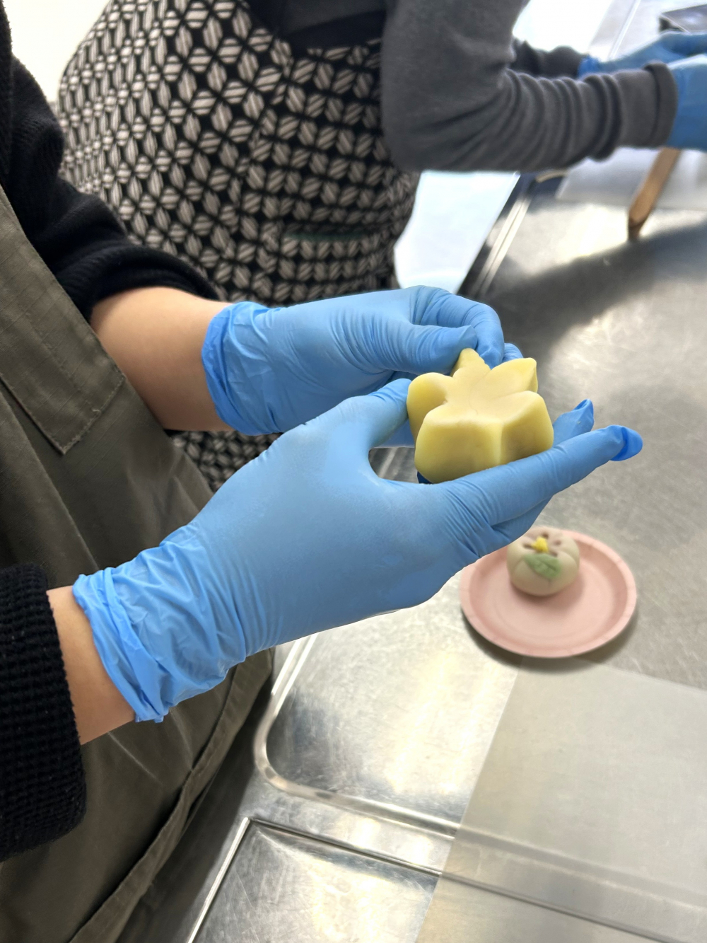 西大寺ブロック委員会交流会　“和菓子作り”
【岡山東エリア西大寺ブロック委員会】