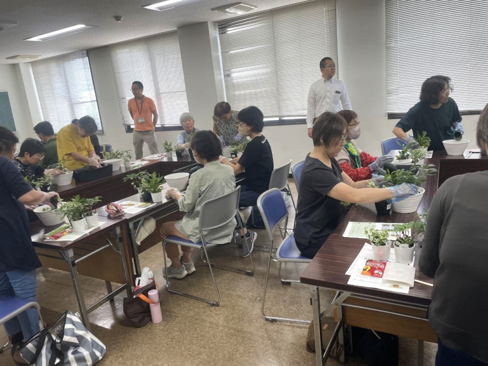 目からウロコ!!フマキラーの園芸専門家による寄せ植え体験
【井笠エリア矢掛コープ委員会】