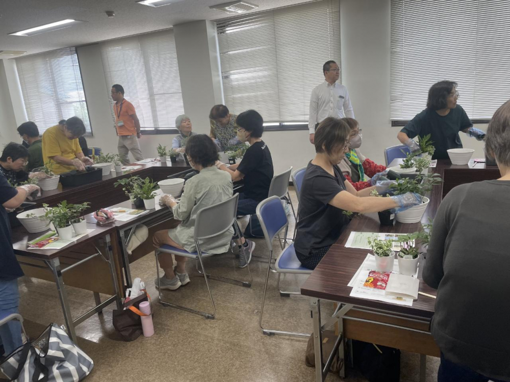 目からウロコ!!フマキラーの園芸専門家による寄せ植え体験
【井笠エリア矢掛コープ委員会】