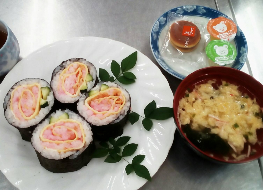 夏休み 親子でチャレンジ バラの花の飾り巻き寿司を作ってみませんか 倉敷エリア老松南コープ委員会 生活協同組合 おかやまコープ