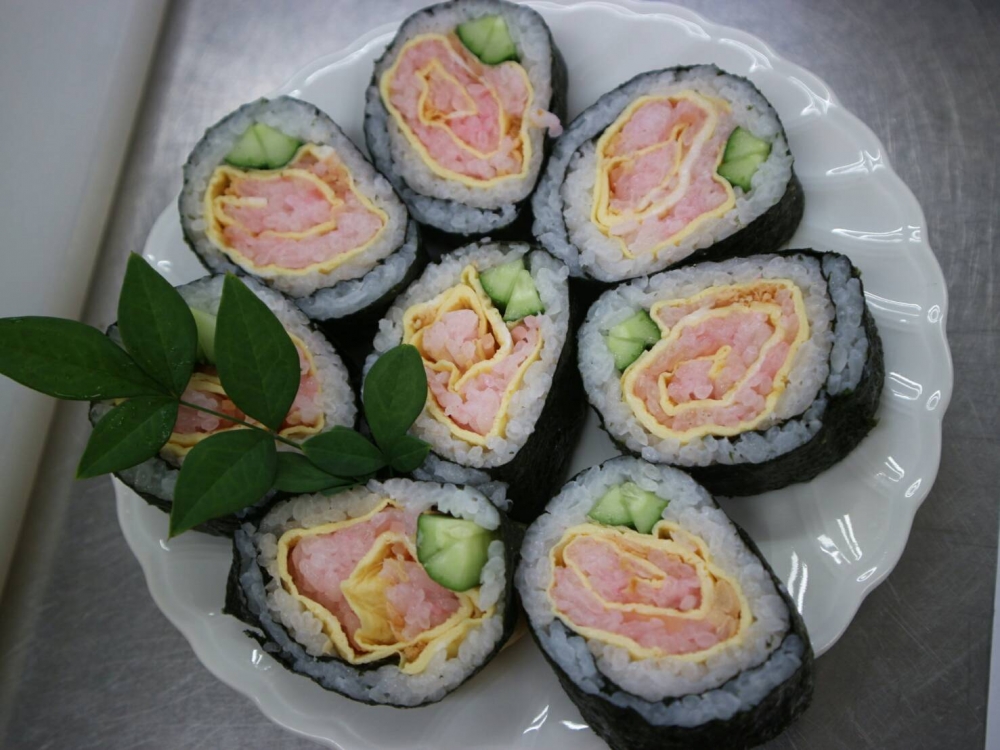 夏休み 親子でチャレンジ バラの花の飾り巻き寿司を作ってみませんか 倉敷エリア老松南コープ委員会 生活協同組合 おかやまコープ