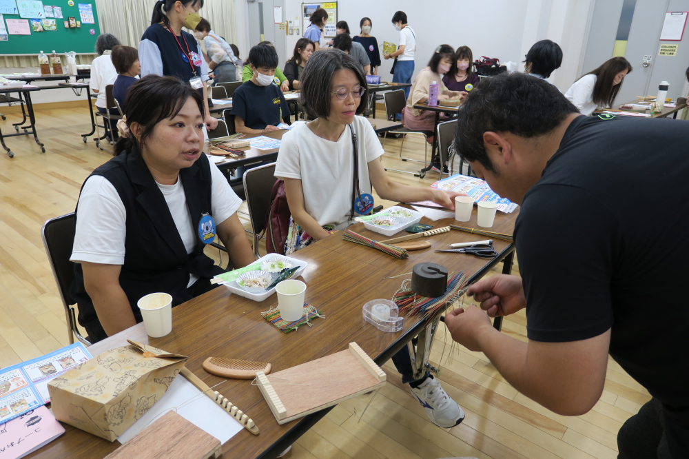 シニアサロンここわ「い草を使ってコースターを作ろう」
【倉敷エリア平和とくらしPJ】