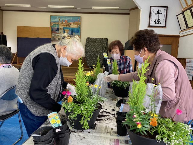 「楽しい寄せ植え」とチョッピリ迎春おすすめ商品試食
【岡山西エリア牧石コープ委員会】