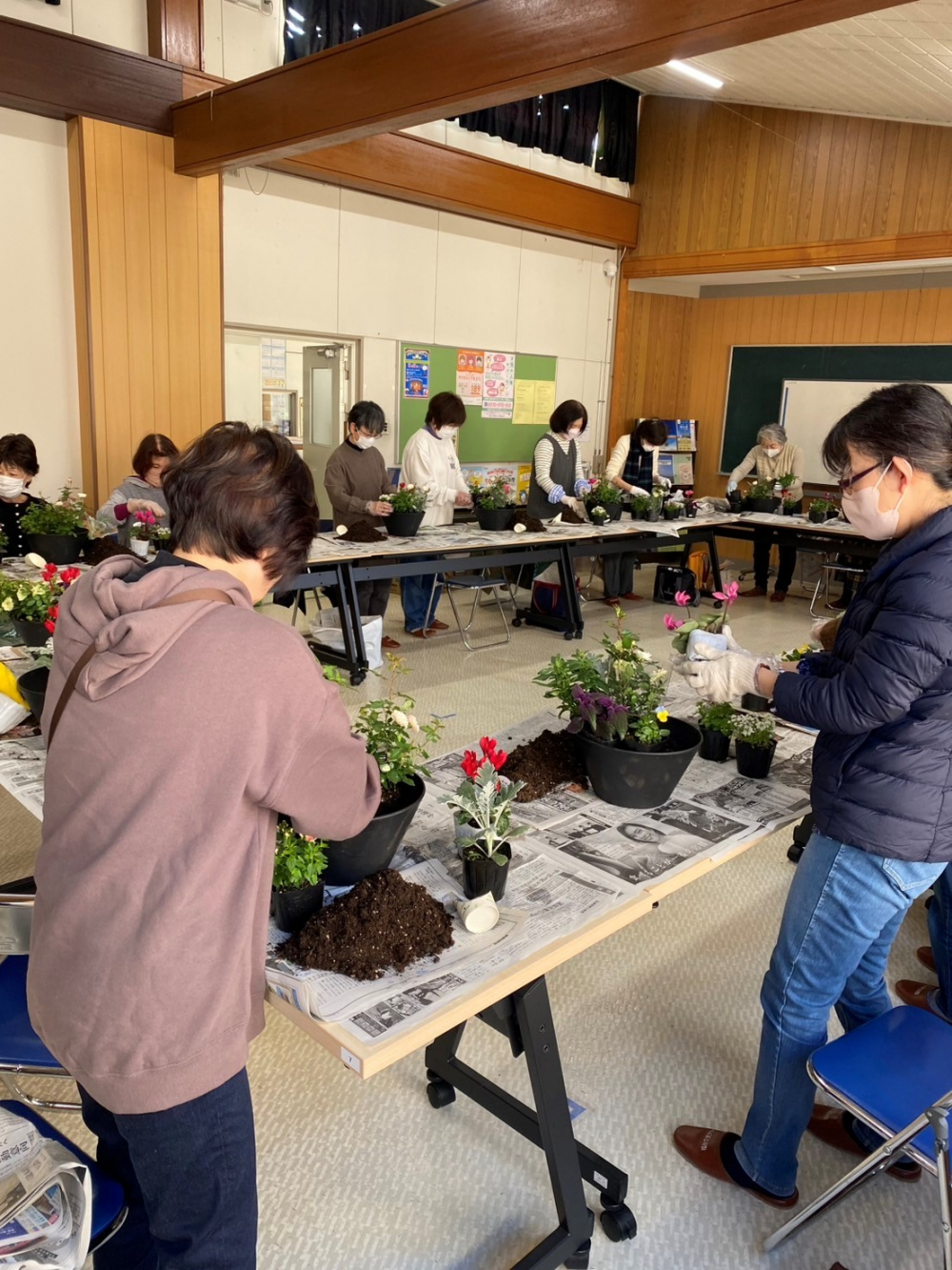 冬の寄せ植えと災害に役立つポリ袋クッキング
【岡山西エリア足守北コープ委員会】