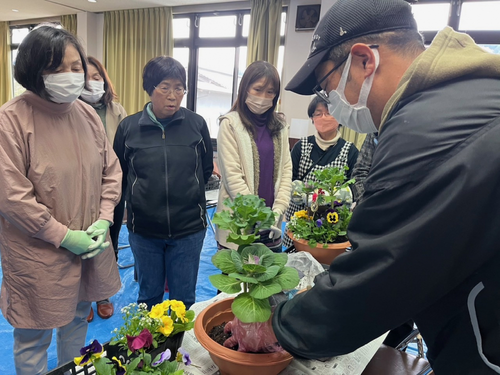 お正月の花の寄せ植えを楽しもう
【美作エリア久米北コープ委員会】