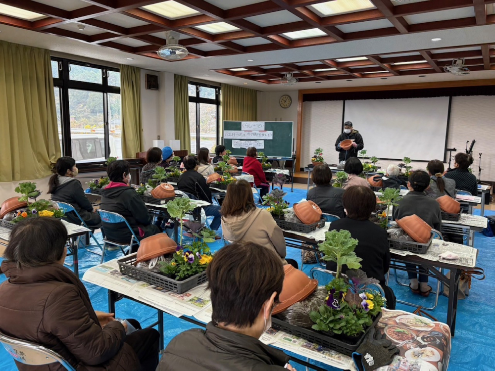 お正月の花の寄せ植えを楽しもう
【美作エリア久米北コープ委員会】