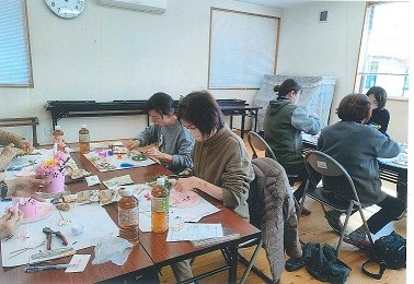 造花でかわいい カッティングボードアレンジ・ポットアレンジ
【岡山東エリア片上コープ委員会】