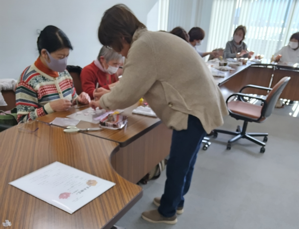つまみ細工で小物作り
【岡山西エリア灘崎コープ委員会】