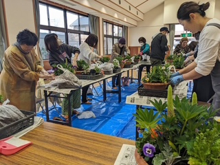季節の寄せ植えしませんか
【美作エリア一宮コープ委員会】