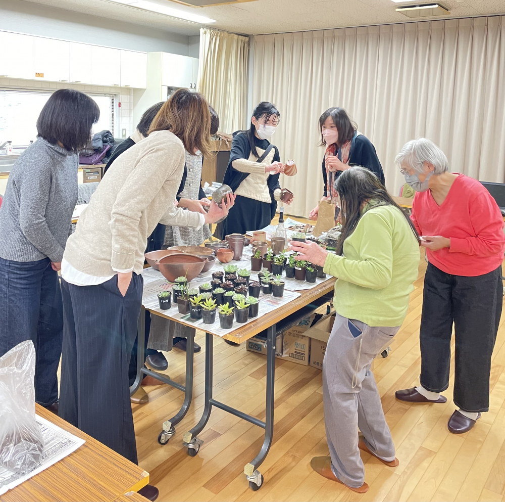 備前焼のうつわを使って多肉植物の寄せ植えをしよう
【岡山東エリア三勲北コープ委員会】