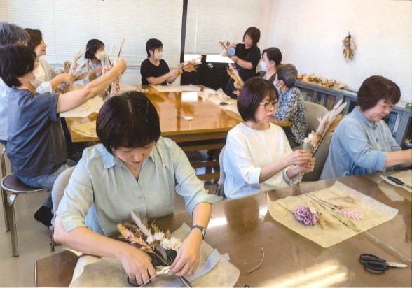 秋のスワッグ　～彩り豊かな暮らし～
【岡山東エリア香登・西鶴山コープ委員会】