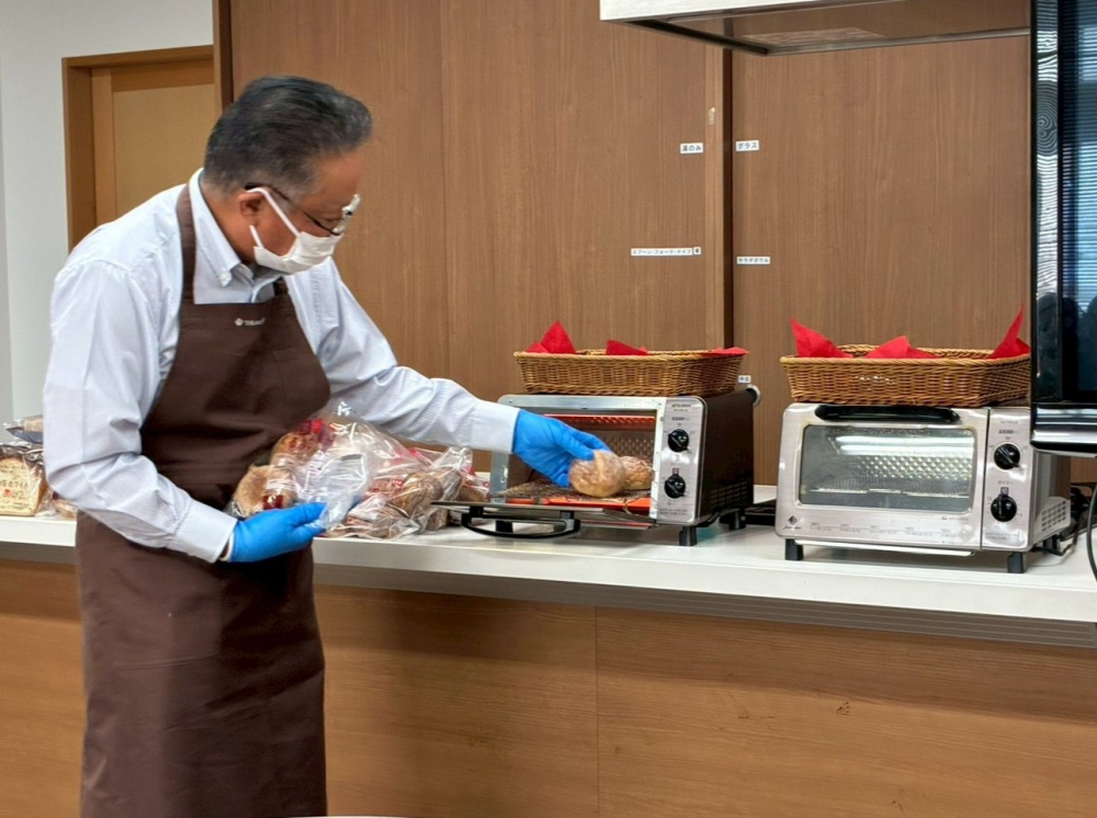 いつも食べてるパンの新しい魅力を発見!　(株)タカキベーカリー商品セミナー
【岡山西エリア吉備コープ委員会】