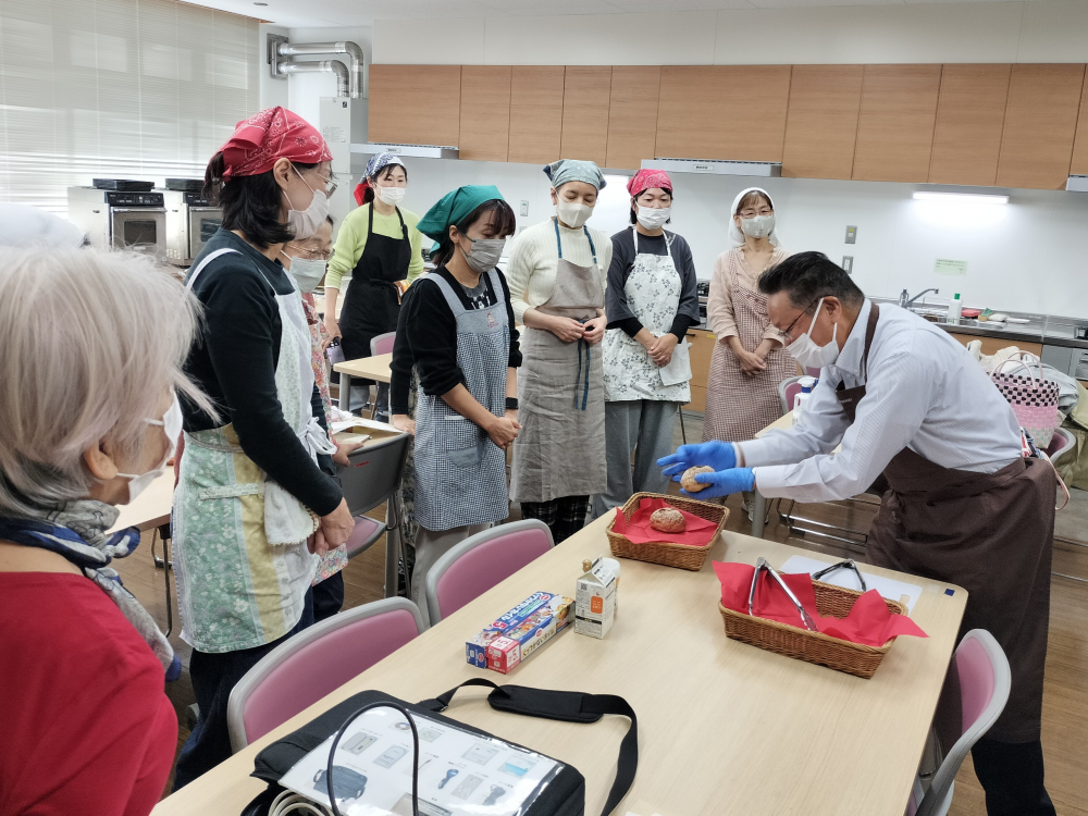 いつも食べてるパンの新しい魅力を発見!　(株)タカキベーカリー商品セミナー
【岡山西エリア吉備コープ委員会】