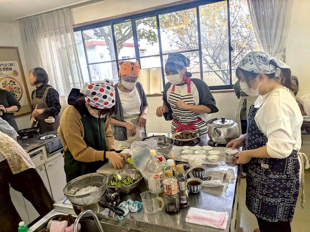 楽しく 美味しく 新しい発見☆　〈COOP年末おすすめ商品試食会〉
【岡山東エリア政田コープ委員会】