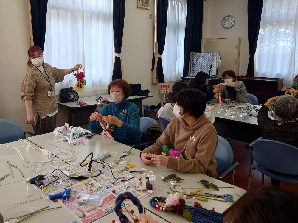 楽しく作ろう～お正月お飾り作り～
【岡山東エリア浮田・城東台コープ委員会】