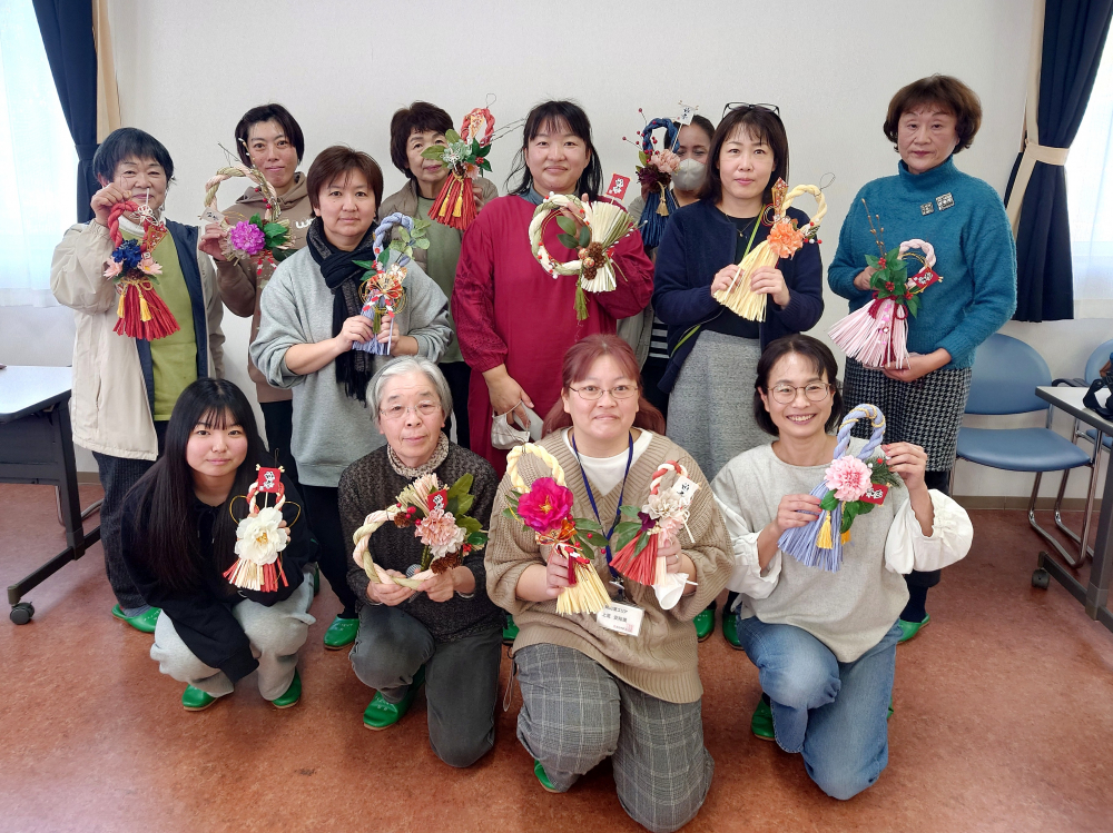 楽しく作ろう～お正月お飾り作り～
【岡山東エリア浮田・城東台コープ委員会】