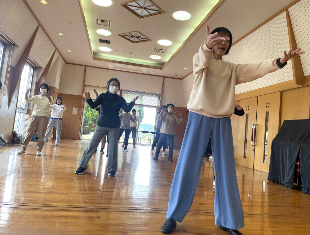 元宝塚歌劇団　有未 れお先生と踊ろう♪　～つまづき防止ダンス～
【岡山西エリア野谷コープ委員会】