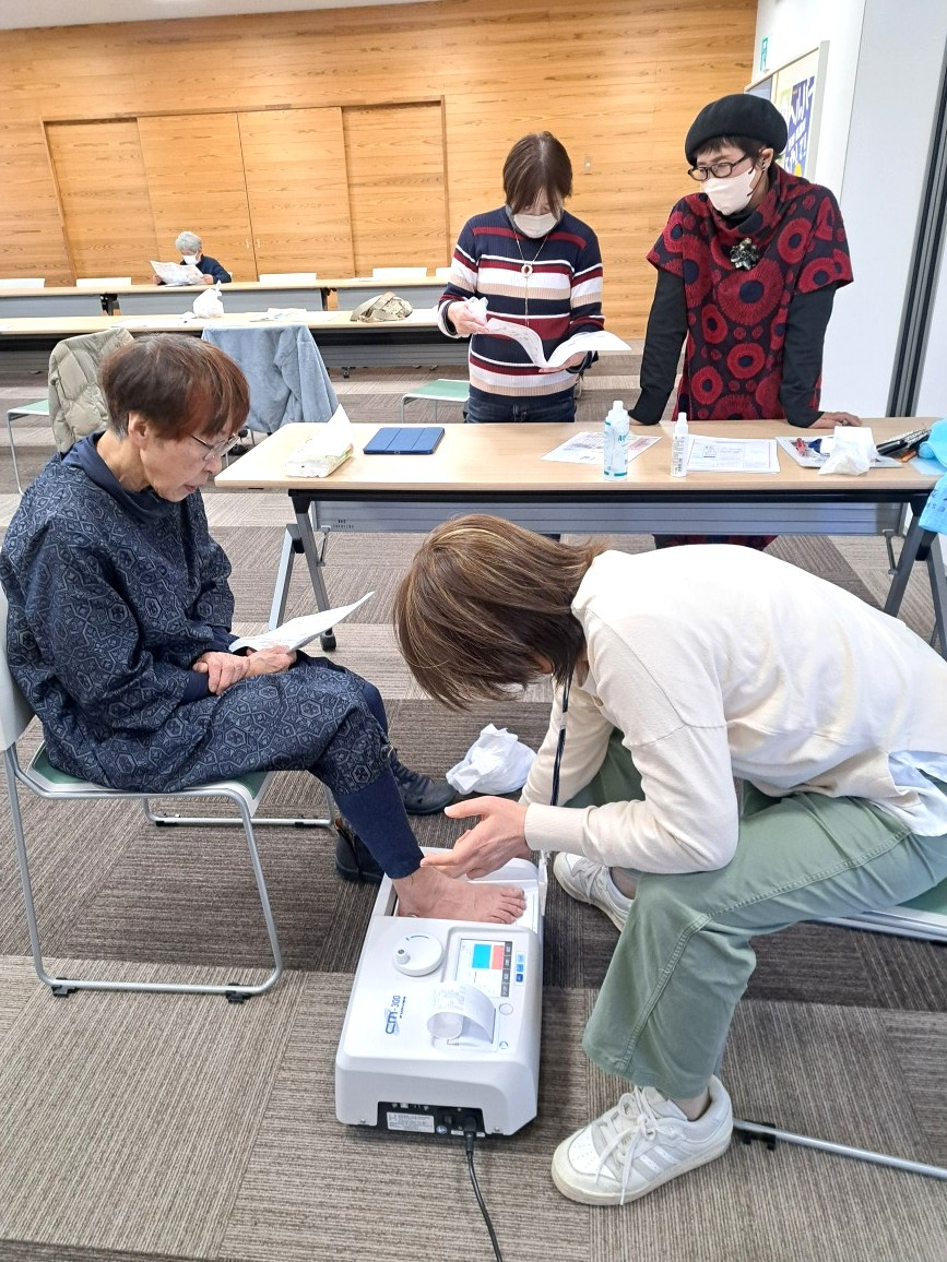 健康チェックしましょう　=「足趾力測定」「骨密度測定」=
【美作エリア佐良山・南小コープ委員会】