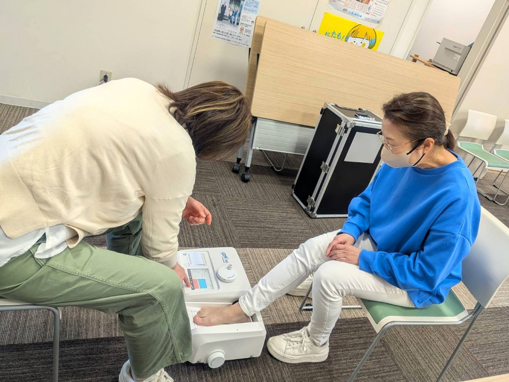 健康チェックしましょう　=「足趾力測定」「骨密度測定」=
【美作エリア佐良山・南小コープ委員会】