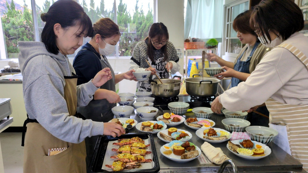 色んな年代の方!おいしく!楽しく!ワイワイと!!　 ≪つどい 年末オススメ商品試食会≫
【岡山東エリア伊里コープ委員会】