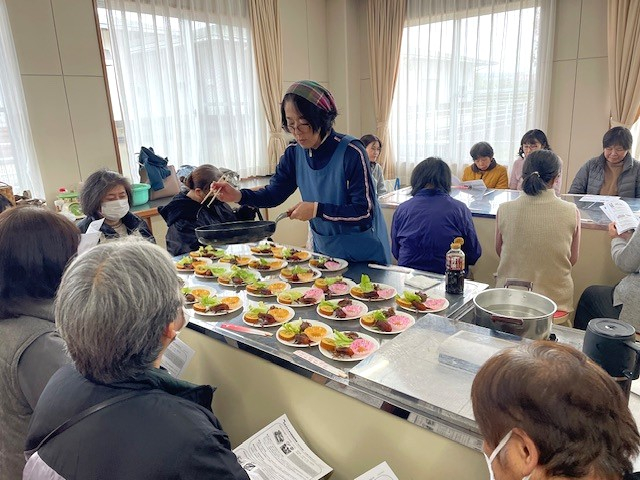 寄せ植えとmini試食会 ～おしゃれな寄せ植えでお正月をはなやかに迎えましょう～
【美作エリア鏡野コープ委員会】