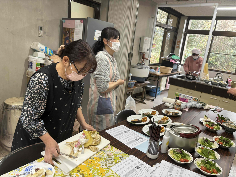 みんな～来て来て!　 わいわい・ガヤガヤ交流しよう　〈Cコレ&年末おすすめ商品試食会〉
【美作エリア勝央コープ委員会】