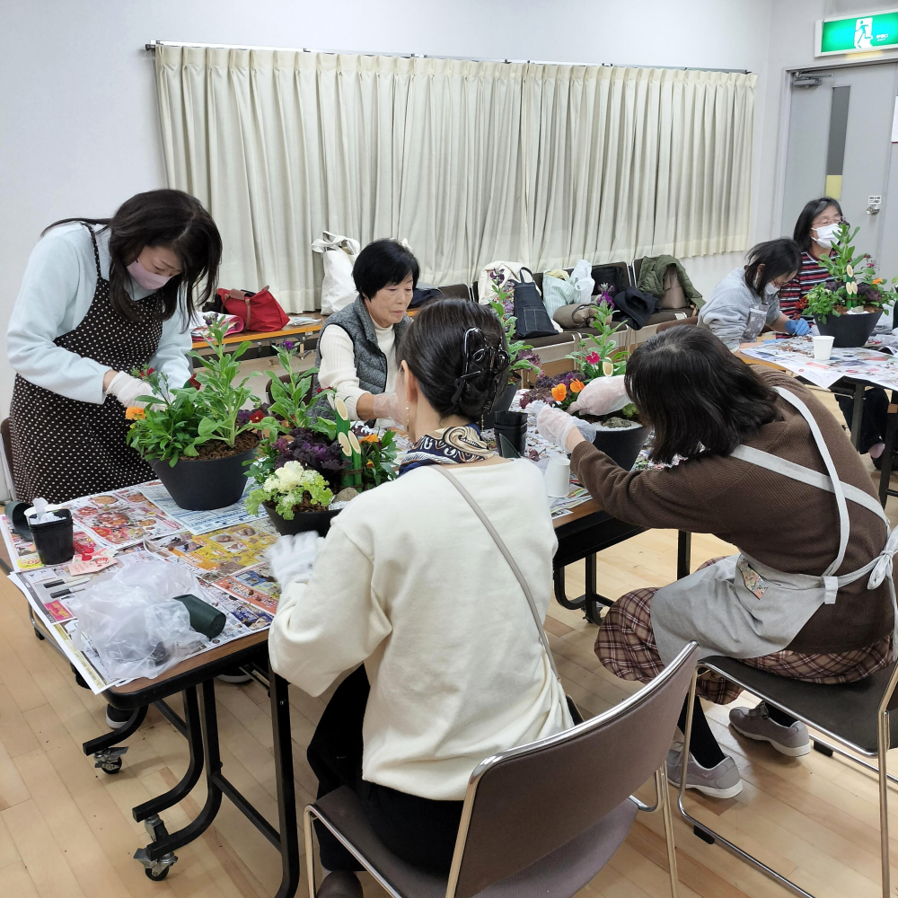 冬の寄せ植えワークショップ 年末の玄関を華やかに
【倉敷エリア老松南コープ委員会】