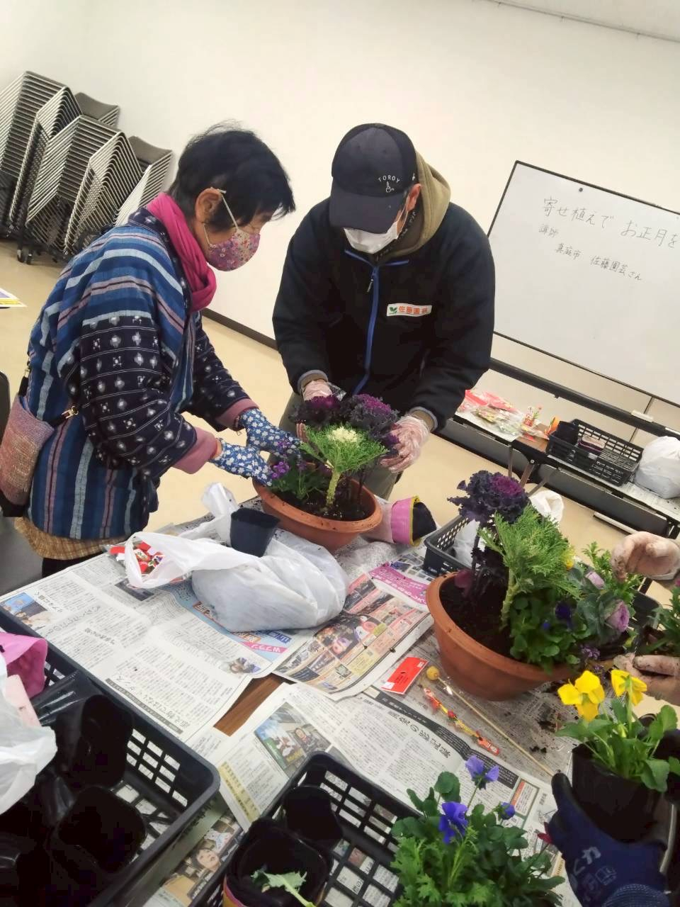 寄せ植えでお正月を彩ろう!
【美作エリア北小コープ委員会】