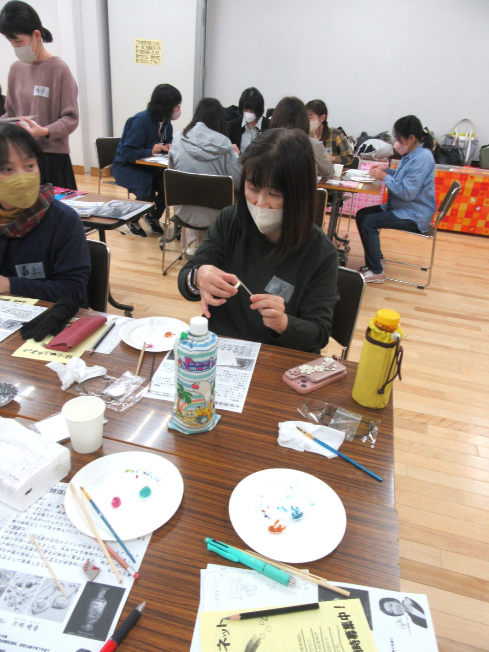 シニアサロン　ここわ　～七宝焼きのアクセサリーを作ろう!～
【倉敷エリア平和とくらしの委員会】