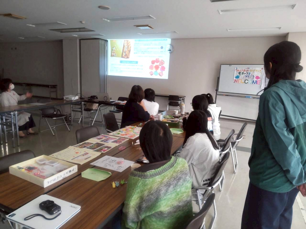 ピースカフェ～へいわのひざかけモチーフをつなごう～
【美作エリアへいわのひざかけ実行委員会】