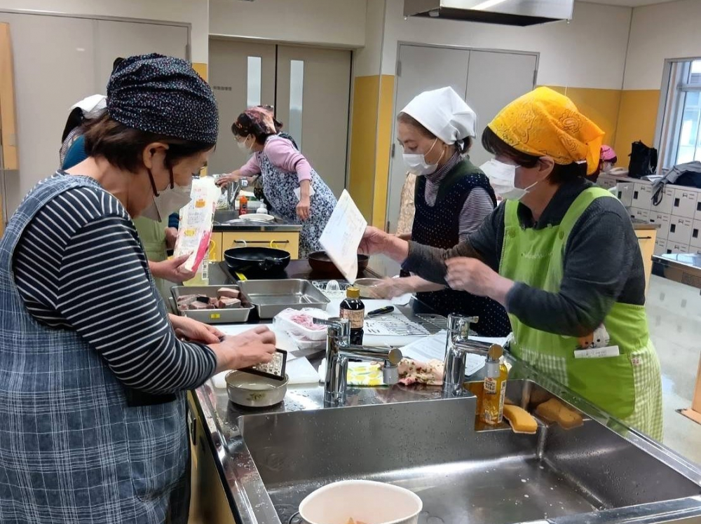 Cコレ&年末おすすめ商品学習会　～ミニ学習をしたあと、皆で楽しく、おいしさを実感いたしましょう～
【岡山西エリア妹尾コープ委員会】