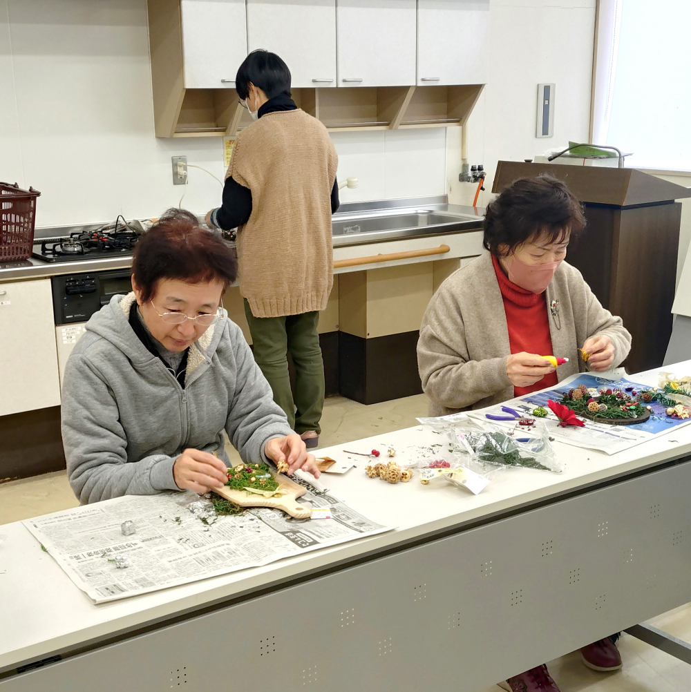 クリスマス飾り作りと年末おすすめ商品の試食 ～楽しいひとときを一緒に過ごしましょう～
【岡山東エリア瀬戸南コープ委員会】