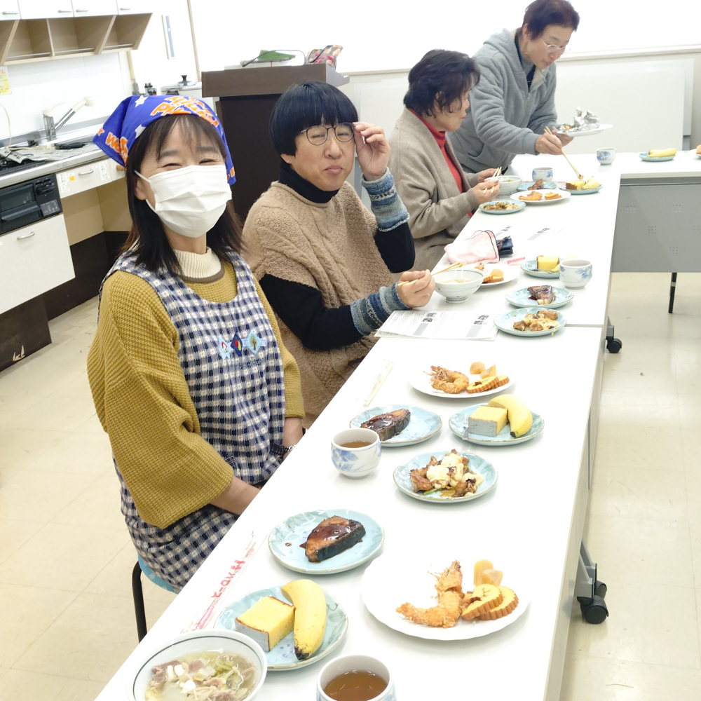クリスマス飾り作りと年末おすすめ商品の試食 ～楽しいひとときを一緒に過ごしましょう～
【岡山東エリア瀬戸南コープ委員会】