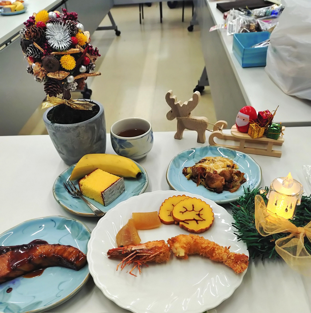 クリスマス飾り作りと年末おすすめ商品の試食 ～楽しいひとときを一緒に過ごしましょう～
【岡山東エリア瀬戸南コープ委員会】