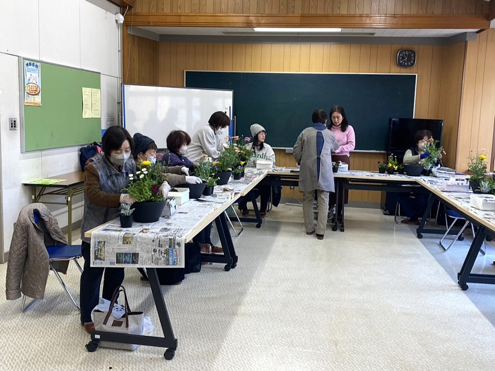 春の寄せ植えをしよう
【岡山西エリア足守北コープ委員会】