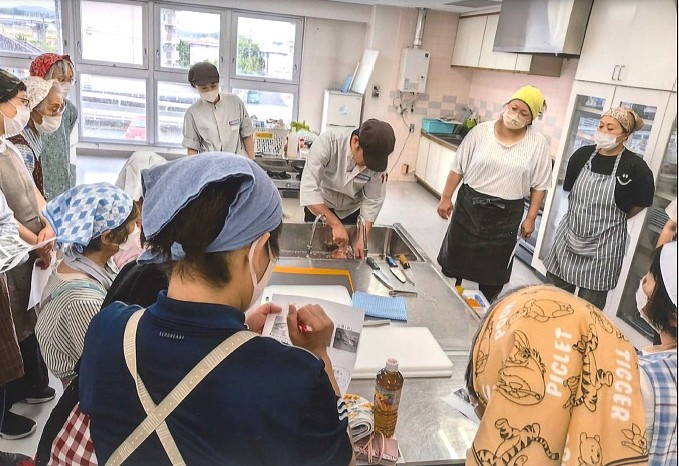 チーフ。。魚のさばき方　教えて～❢
【岡山東エリア山南コープ委員会】
