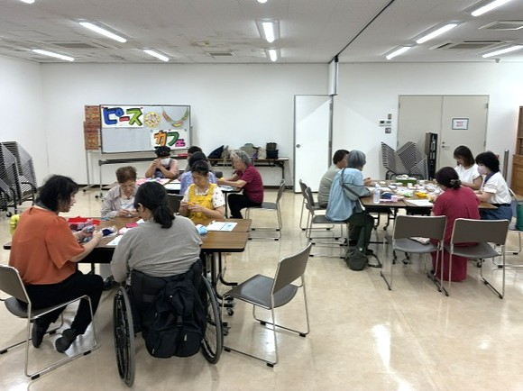 ピース☮カフェ　~モチーフと折り鶴ブローチを作ろう~
【美作エリアへいわのひざかけ実行委員会】