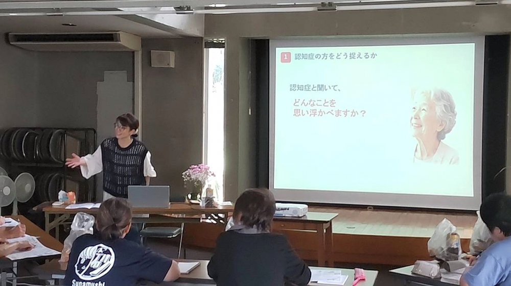 認知症のお年寄りとのコミュニケーションの基本　☆声のかけ方、接し方や対処の仕方を学びます。　(※くらしのサポーター)
【岡山東エリア和気コープ委員会】