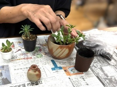 あなたの生活に癒しのグリーンを♪ 『備前焼の器で自分だけの多肉植物のアレンジメントを作ってみよう!!』
【岡山東エリア幡多南コープ委員会】