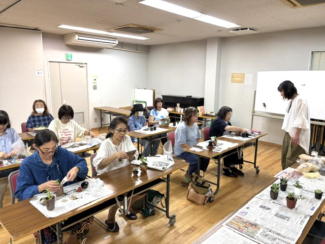 あなたの生活に癒しのグリーンを♪ 『備前焼の器で自分だけの多肉植物のアレンジメントを作ってみよう!!』
【岡山東エリア幡多南コープ委員会】